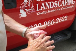 Gojo Scrubbing Wipes Landscaper 2
