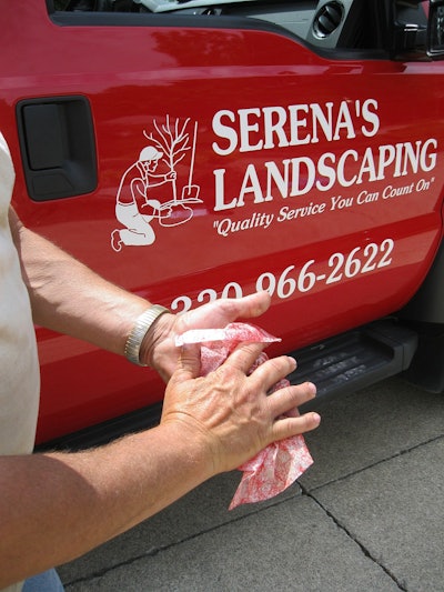 Gojo Scrubbing Wipes Landscaper 2