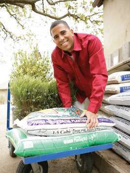 DIYHost_Bio-Ahmed-Hassan1_s3x4_al