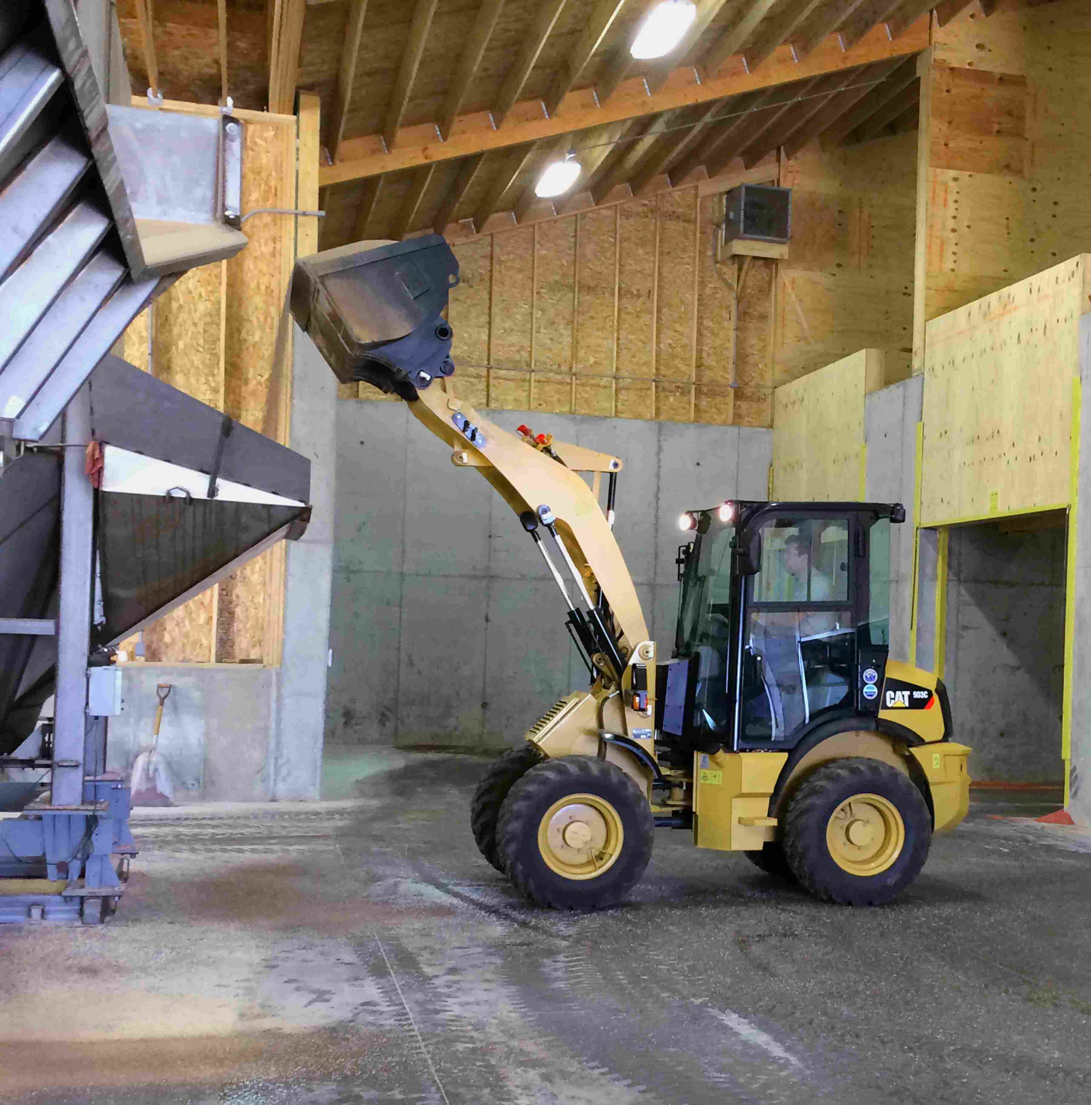 Cat 903 C Cwl Working Shot C10303396