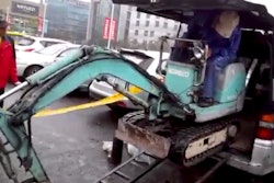 Guy-loads-excavator-into-minivan
