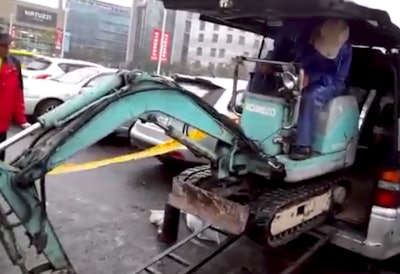 Guy-loads-excavator-into-minivan