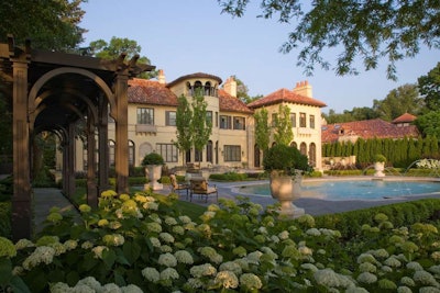 Mariani’s design team called it the “Italian Renaissance Project” and took full advantage of the property owner’s desire to see the Chicago landscaping company work its magic on the site. Photo: Linda Oyama Bryan