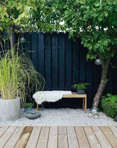 By using black structures that blend into the background, the garden becomes the focus. Photo: Alcro Trend