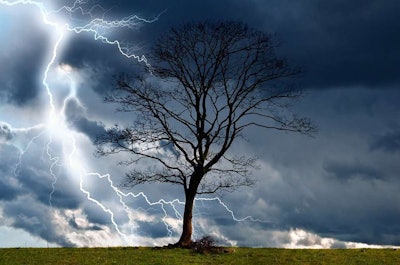 Federal regulators say workers should get to a safe place at the first sign of an approaching thunderstorm. Photo: pixabay.com