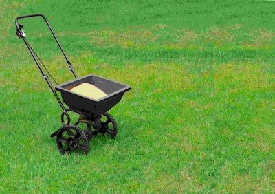 lawn-fertilizer-application