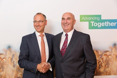 Werner Baumann (left), CEO of Bayer AG, and Hugh Grant, Chairman and Chief Executive Officer of Monsanto. Photo: Bayer