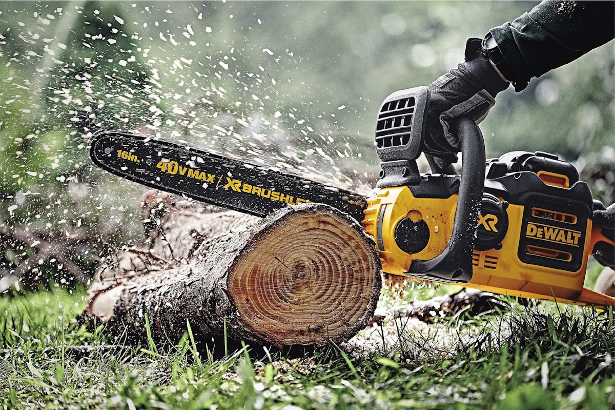 Landscapers praise DeWalt s battery powered equipment Total