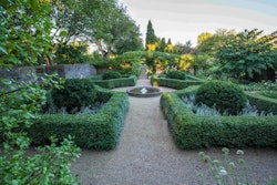 formal-garden-mariani-landscape