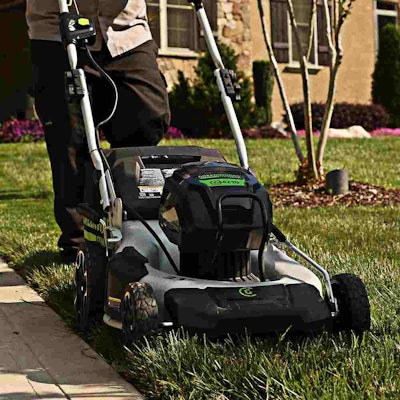With a 5.0 Ah battery, Greenworks’ lawn mower can run for 1.4 hours. Photo: Greenworks