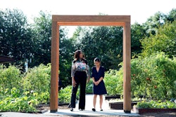 Michelle Obama stands with Tammy Nguyen, a student participating in the first lady’s “Let’s Move!” initiative, beneath a new arbor designed by UVA students for the White House Kitchen Garden. Photo: White House/Amanda Lucidon
