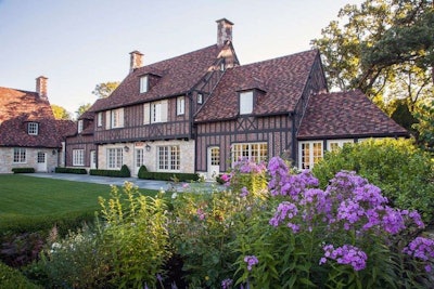 Called the ‘Grand Elegance’ project, the winning work was completed at an historic 1920s residence in Chicago’s North Shore suburb. Photo: Mariani Landscape