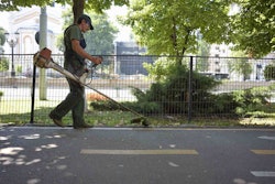 landscaper-weed-eating