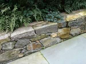This stone wall features recessed joints but looks like a dry stone wall. Photo: Jan Johnsen