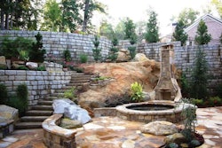 backyard-hardscape-retaining-wall