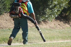 blowing-lawn-clippings