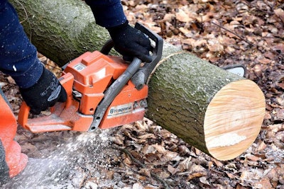 Chain saws are one of the tools that can give off significant vibrations. Photo: Pixabay