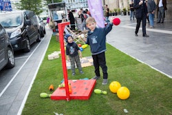 kids-playing-street-park