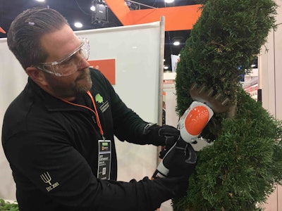 Jeff Cartwright demonstrates the precision of the HSA 25. Photo: Jill Odom