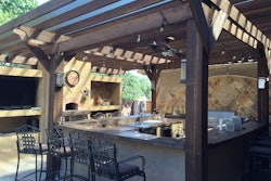 outdoor-kitchen-barstools