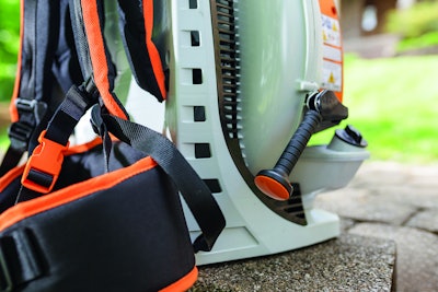 The BR 800 C-E MAGNUM features a side start handle. Photo: Stihl