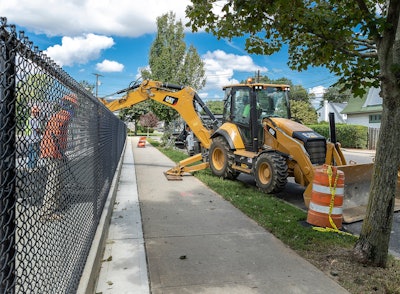 Cat 450 BHL Photo: Catperillar