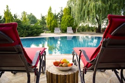 outdoor-pool-photo-chairs