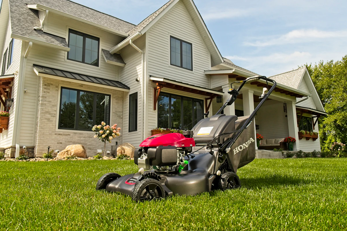 Honda Hrx 21-in Gas Self-propelled Lawn Mower with 201-cc Engine Honda Hrx 21-in Gas Self-propelled Lawn Mower with 201-cc Engine