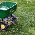 lawn-fertilizer-spreader