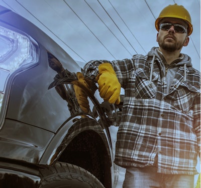 worker-filling-up-truck