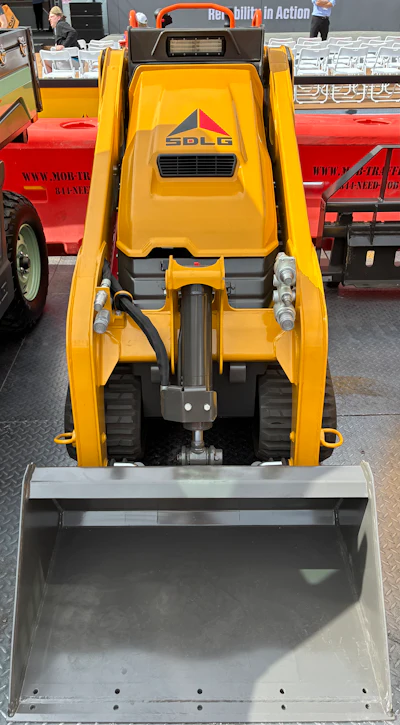 The SDLG STR1000H is less than 3 feet wide for fitting in narrow spaces.